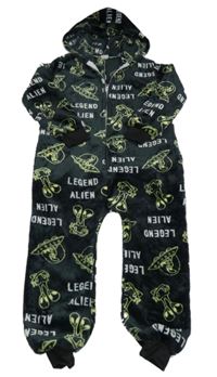 Čierna plyšová kombinéza s nápismi a ufem a kapucňou