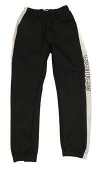 Černo-barevné tepláky s pruhy a s nápisem 