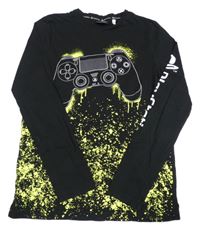 Černé triko s ovladačem a skvrnami PlayStation