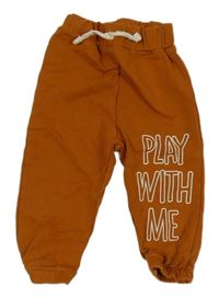 Medové tepláky s nápisom