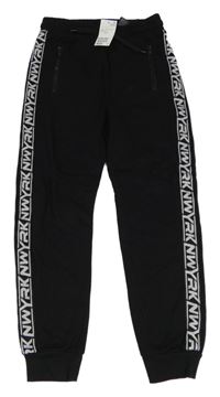 Čierne chino tepláky s pruhom s nápismi H&M