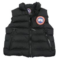 Čierna šušťáková pročívaná zateplená vesta s nášivkou