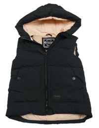 Nové - černá prošívaná šusťáková zateplená vesta s kapucí C&A