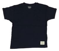 Tmavomodré tričko s nápismi a vreckom lupilu