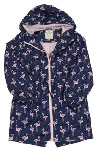 Tmavomodrá šusťáková jarní parka s plameňáky a kapucí M&S