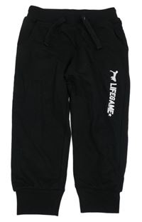 Čierne tepláky s nápisom