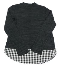 Černo-šedý melírovaný lehký svetr s kostičkovanou halenkovou vsadkou C&A