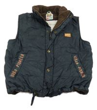 Tmavomodrá šušťáková zateplená vesta s nášivkou Bob der Bär