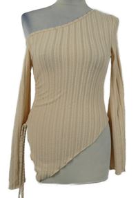 Dámsky svetlooranžový rebrovaný asymetrický sveter s volným ramenem