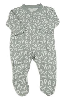 Sivý overal s bílými písmenky