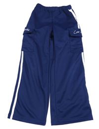 Tmavomodré cargo teplákové nohavice s nápismi a bielymi pruhmi SHEIN