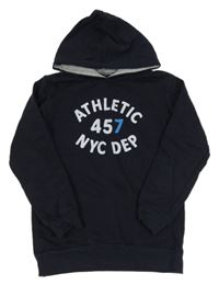 Tmavomodrá mikina s nápisem s číslem a kapucí