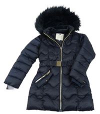 Tmavomodrý prošívaný šusťákový zimní kabát s páskem a kapucí s kožešinou F&F