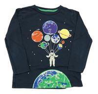 Tmavomodré triko s planetami a kosmonautem Mini Boden