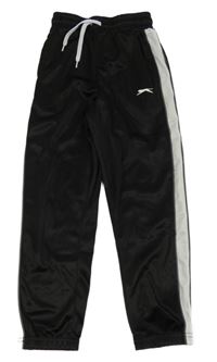 Černé sportovní tepláky s bílým pruhem a logem Slazenger