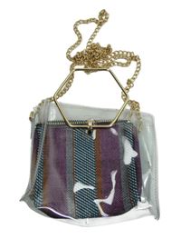 Dámská bílo-barevná vzorovaná crossbody kabelka s řetízkovým popruhem 