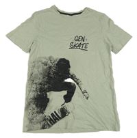 Zeleno-sivé tričko so snowboardistou a nápisom H&M