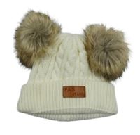 Smetanová čepice s nášivkou a bambulemi