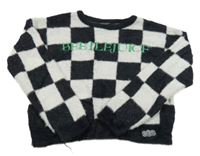 Čierno-biely kockovaný crop sveter s nápisom PRIMARK