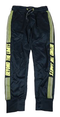 Tmavomodré sportovní tepláky s pruhy a nápisem