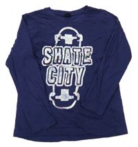 Tmavomodré tričko so skateboardistou a nápisom Y.F.K.