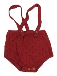 Rubínové pletené kraťasy s dírkovaným vzorem a kšandami George