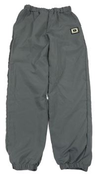 Tmavošedé šusťákové lehké cuff kalhoty s nášivkou 