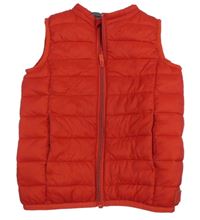 Červená prešívaná šušťáková zateplená vesta s nášivkou OKaïdi