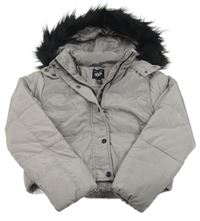 Šedá šusťáková zimní crop bunda s kapucí s kožešinou New Look