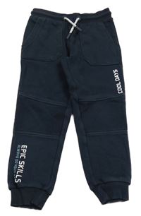 Tmavomodré tepláky s nápisom C&A