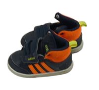 Tmavomodro-oranžové koženkové botasky s pruhy Adidas vel. 20