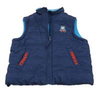 Tmavomodrá šušťáková zateplená vesta s mašinkou Tomášem