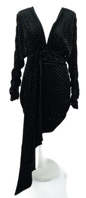 Dámské černé sametové společenské šaty s cvočky In The Style