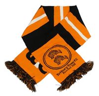 Oranžovo-čierna šál s pruhmi a nápisom