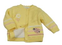 Žlutý zateplený propínací svetr s beruškou a květinou Nutmeg