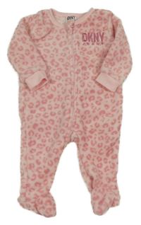 Růžový vzorovaný chlupatý overal s nápisem DKNY