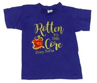 Fialové tričko s trblietavým nápisom a jablkem
