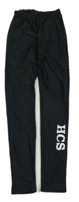 Čierne športové funkčné legíny s písmeny