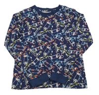 Tmavomodro-barevné vzorované pyžamové triko se skejty