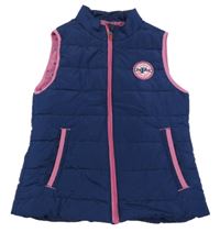 Tmavomodrá šušťáková zateplená vesta s nášivkou a růžovým lemem Crane