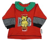 Červená mikina s medvěďom a golierikom