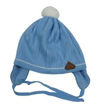 Modrá pruhovaná čepice s bambulí a nášivkou