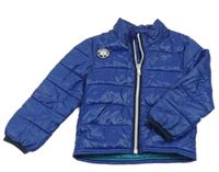 Tmavomodrá šusťáková zateplená bunda s nášivkou