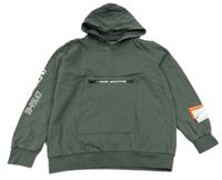 Tmavokhaki mikina s nápisom a kapucňou