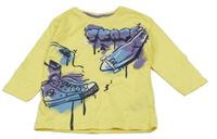 Žluté triko se skatem 