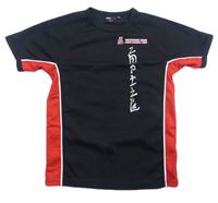 Čierno-červené športové tričko s nápisom a potlačou a pruhmi