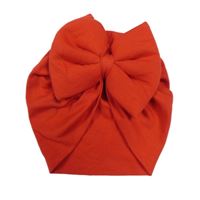 Červená turbanová čepice s mašlí