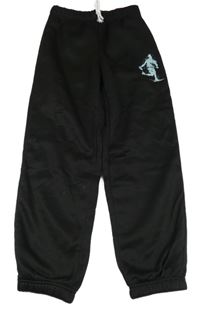 Černé teplé tepláky s basketbalistou SHEIN