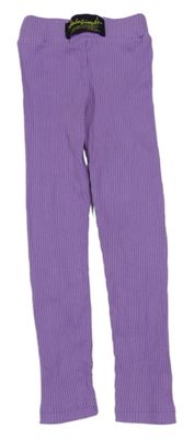 Lila rebrované legíny s nášivkou