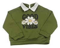 Khaki mikina s kvetmi a nápismi a bielým golierikom SHEIN